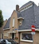 Hoge daken, met hier daar een haast verdwaald raam.
              <br/>
              Richard Keijzer, 2014-08-10